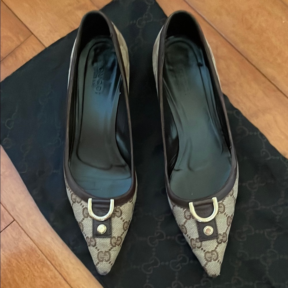 Gucci Brown Heels with Iconic Horsebit Detail vintage wood kitten heel